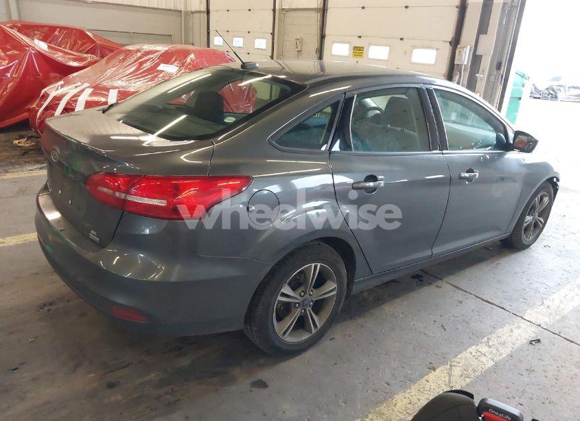 Photo 4 of 2018 Ford Focus SE (VIN 1FADP3FE0JL271437)