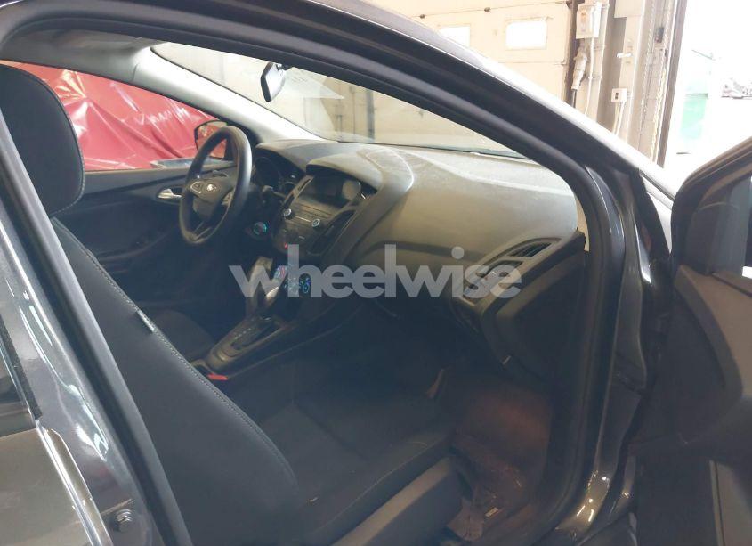 Photo 5 of 2018 Ford Focus SE (VIN 1FADP3FE0JL271437)