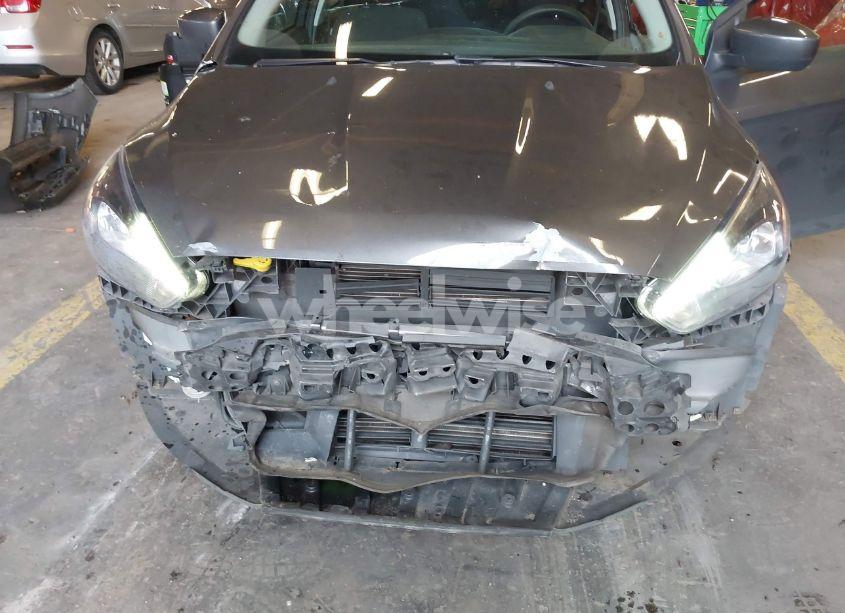 Photo 6 of 2018 Ford Focus SE (VIN 1FADP3FE0JL271437)