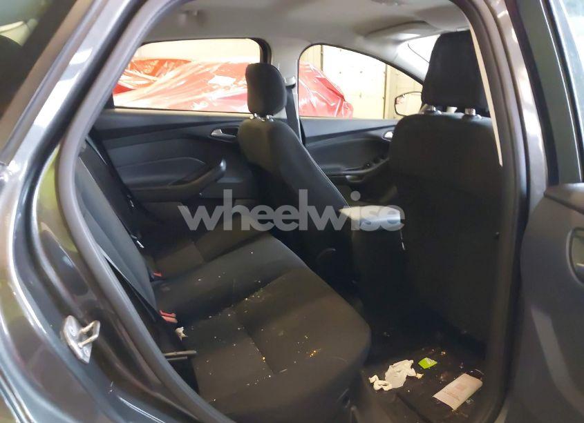 Photo 8 of 2018 Ford Focus SE (VIN 1FADP3FE0JL271437)