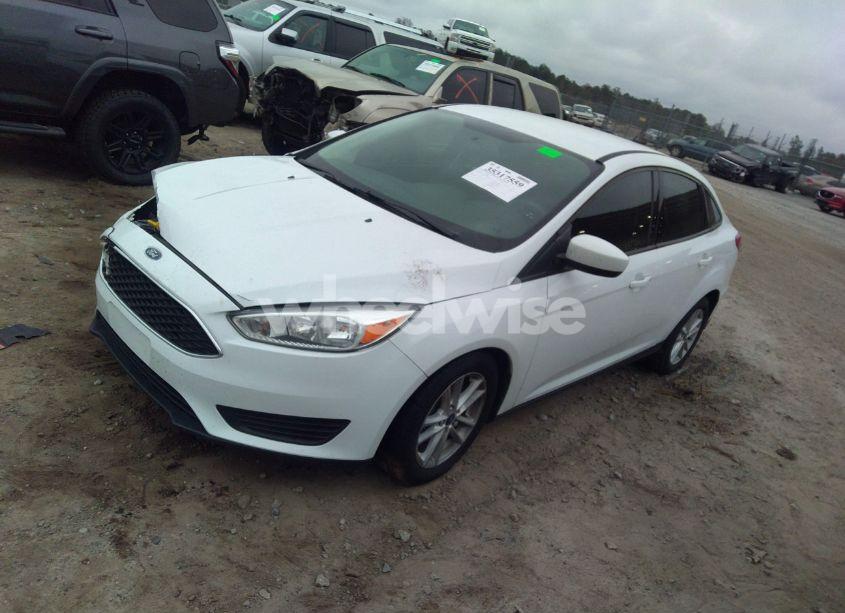 Photo 2 of 2018 Ford Focus SE (VIN 1FADP3FE0JL307255)