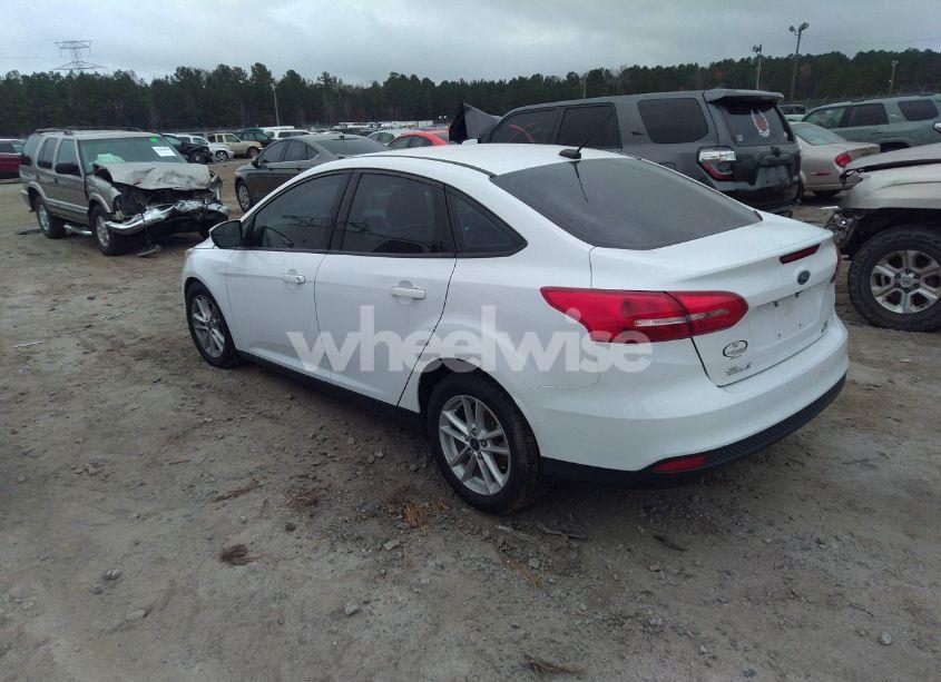 Photo 3 of 2018 Ford Focus SE (VIN 1FADP3FE0JL307255)