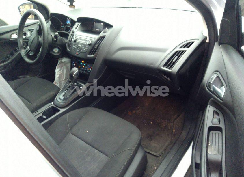 Photo 5 of 2018 Ford Focus SE (VIN 1FADP3FE0JL307255)