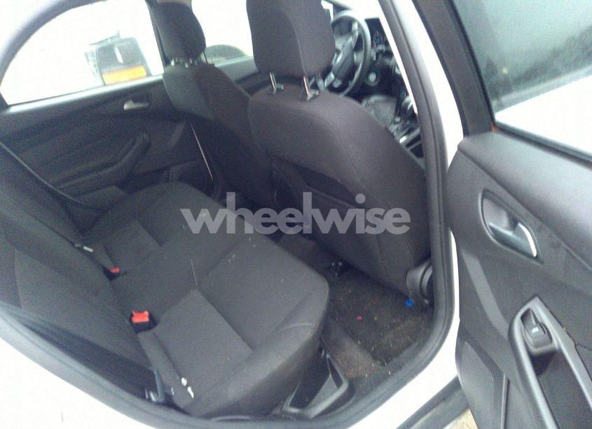 Photo 8 of 2018 Ford Focus SE (VIN 1FADP3FE0JL307255)