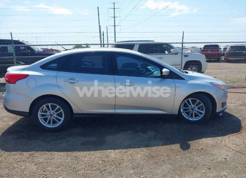 Photo 13 of 2018 Ford Focus SE (VIN 1FADP3FE0JL321530)