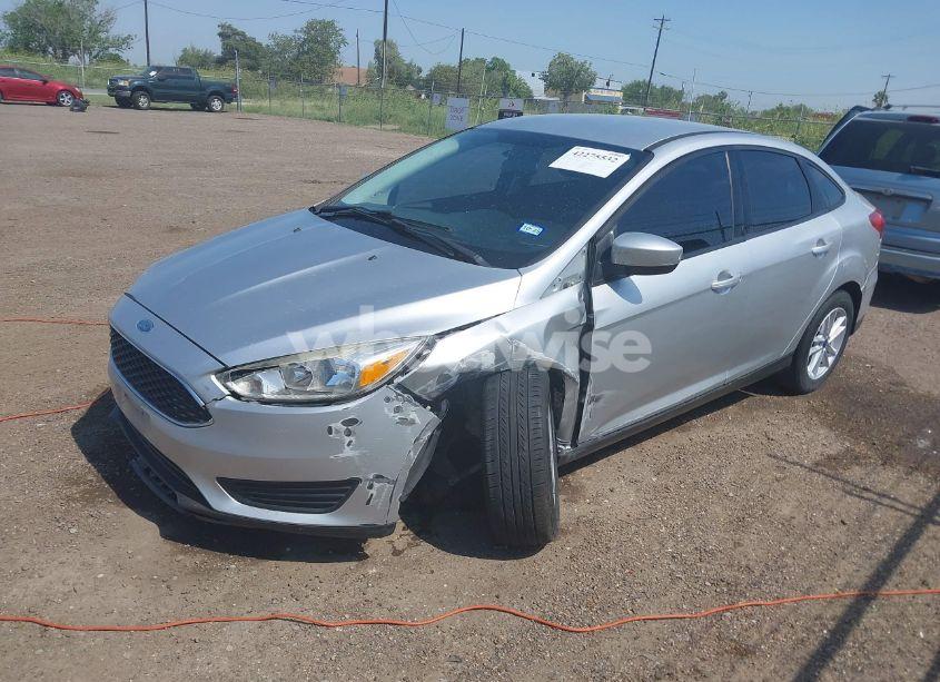 Photo 2 of 2018 Ford Focus SE (VIN 1FADP3FE0JL321530)