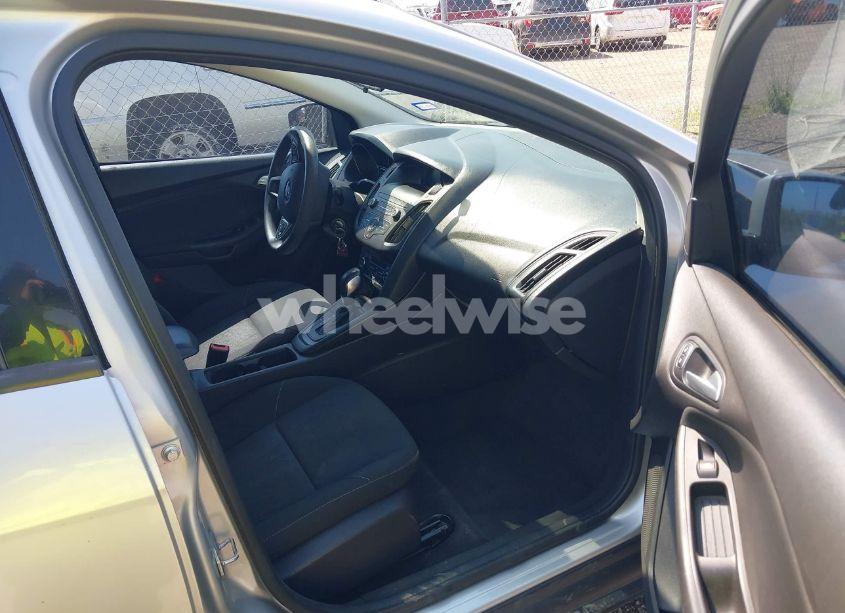 Photo 5 of 2018 Ford Focus SE (VIN 1FADP3FE0JL321530)