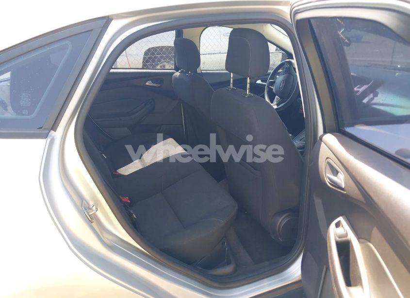 Photo 8 of 2018 Ford Focus SE (VIN 1FADP3FE0JL321530)