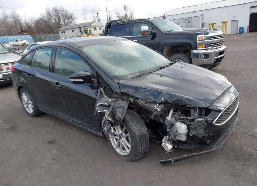 2015 Ford Focus SE (VIN 1FADP3FE1FL258977) main photo