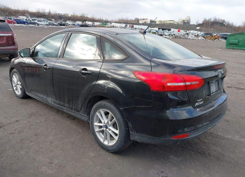 Photo 3 of 2015 Ford Focus SE (VIN 1FADP3FE1FL258977)