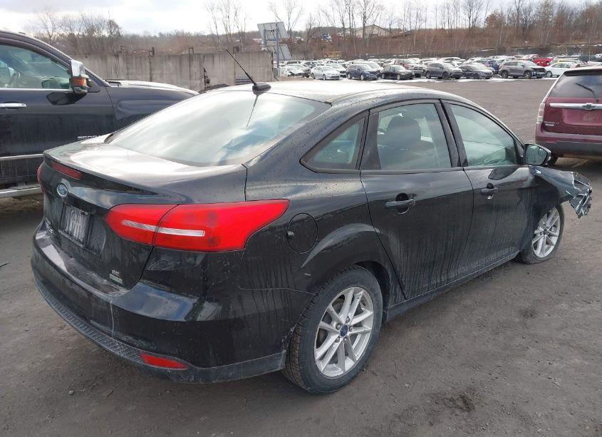 Photo 4 of 2015 Ford Focus SE (VIN 1FADP3FE1FL258977)