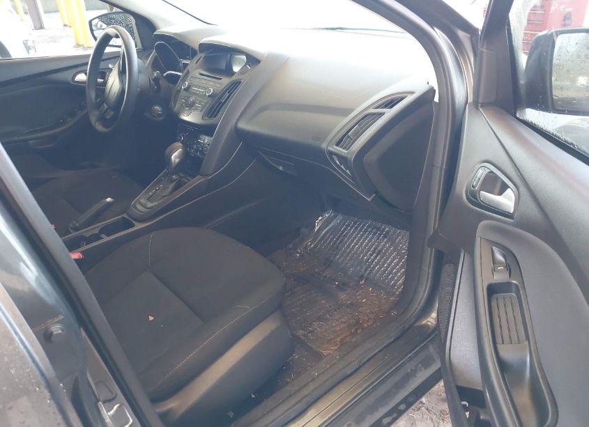 Photo 5 of 2017 Ford Focus SE (VIN 1FADP3FE1HL277788)