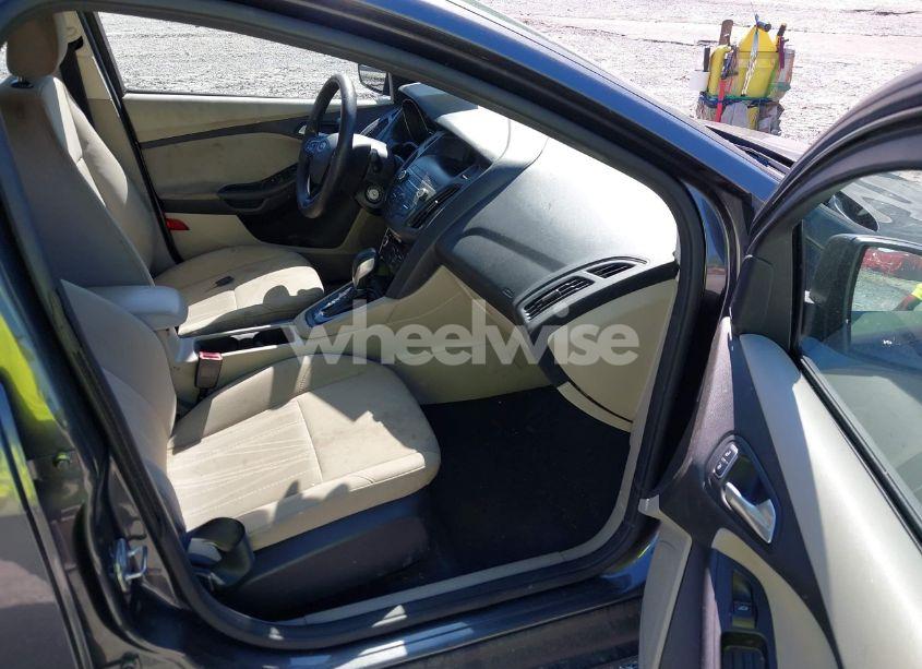 Photo 5 of 2018 Ford Focus SE (VIN 1FADP3FE1JL238012)