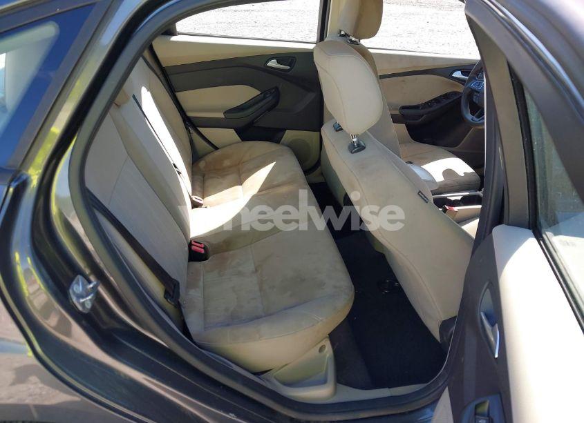 Photo 8 of 2018 Ford Focus SE (VIN 1FADP3FE1JL238012)