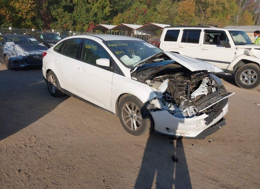 2018 Ford Focus SE (VIN 1FADP3FE1JL256705) main photo