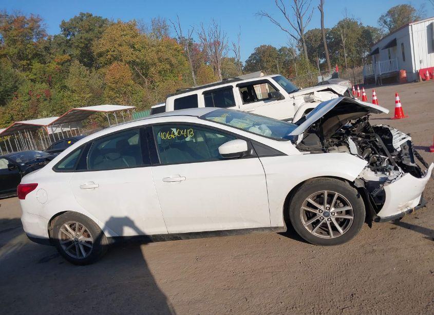 Photo 13 of 2018 Ford Focus SE (VIN 1FADP3FE1JL256705)