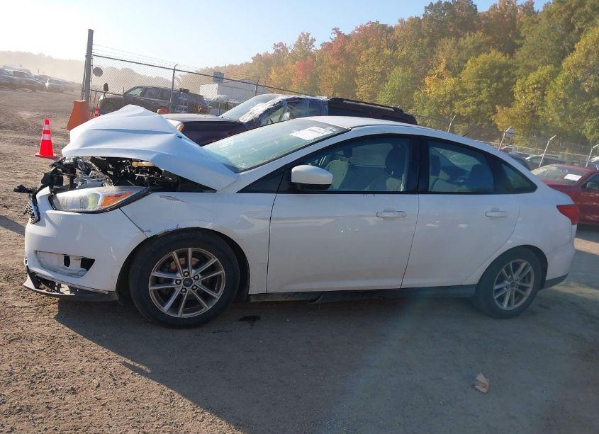 Photo 14 of 2018 Ford Focus SE (VIN 1FADP3FE1JL256705)
