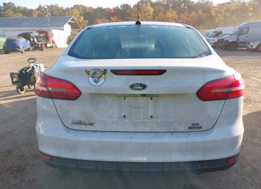 Photo 16 of 2018 Ford Focus SE (VIN 1FADP3FE1JL256705)