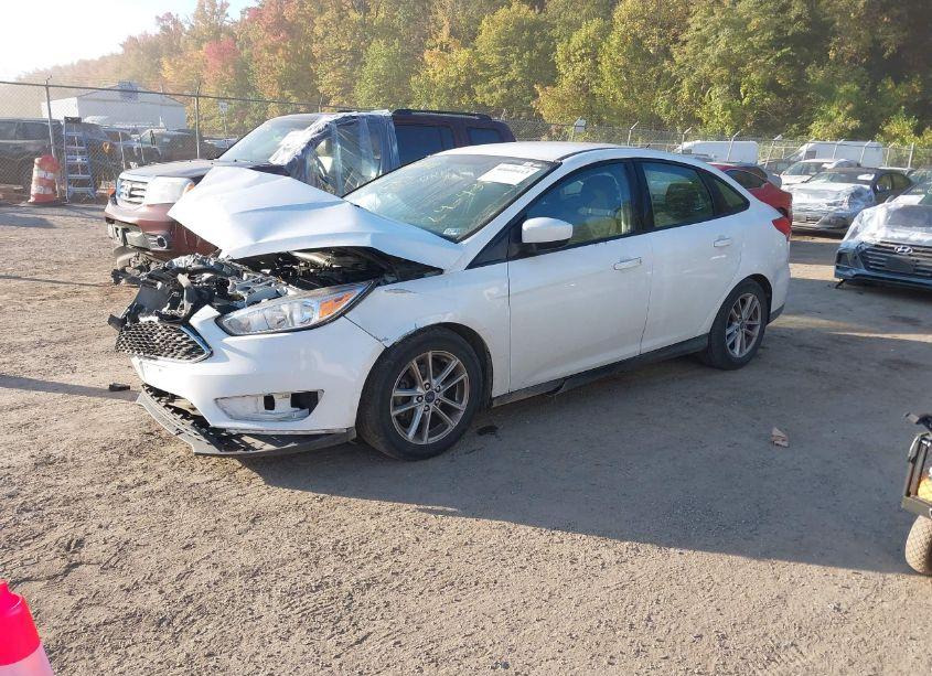 Photo 2 of 2018 Ford Focus SE (VIN 1FADP3FE1JL256705)