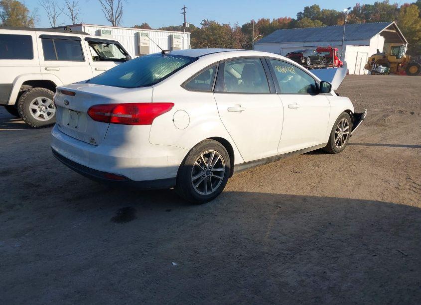 Photo 4 of 2018 Ford Focus SE (VIN 1FADP3FE1JL256705)