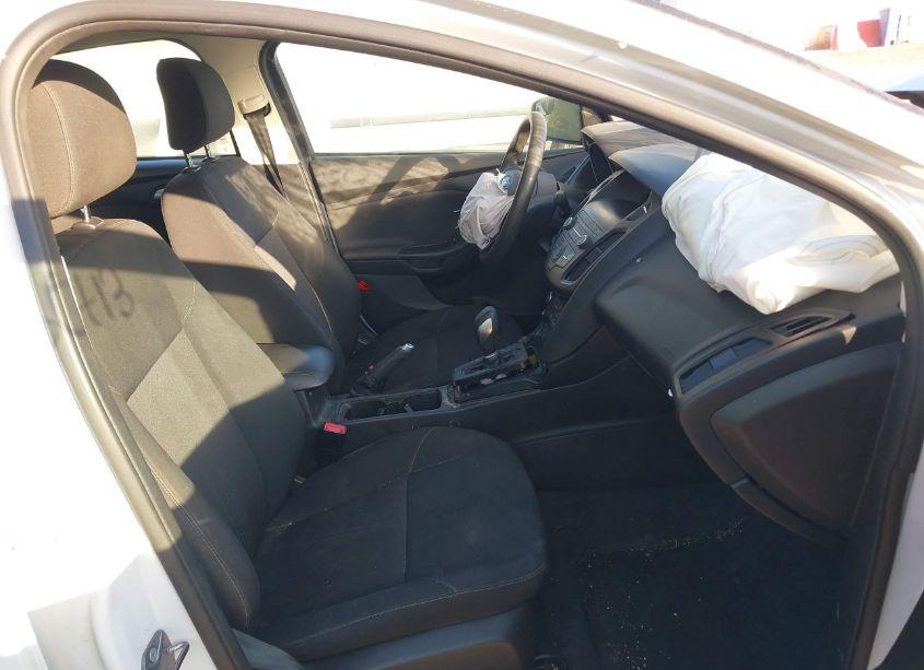 Photo 5 of 2018 Ford Focus SE (VIN 1FADP3FE1JL256705)