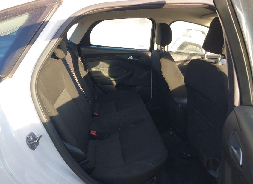 Photo 8 of 2018 Ford Focus SE (VIN 1FADP3FE1JL256705)