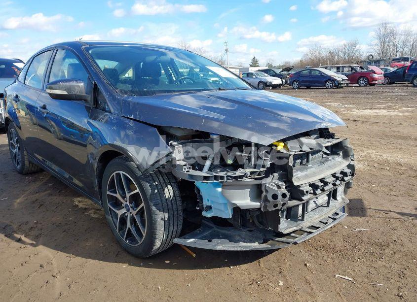 2018 Ford Focus SE (VIN 1FADP3FE1JL267977) main photo