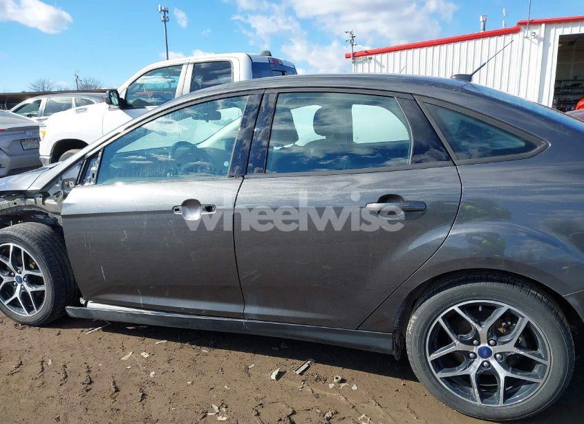 Photo 15 of 2018 Ford Focus SE (VIN 1FADP3FE1JL267977)