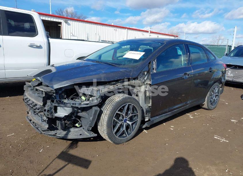 Photo 2 of 2018 Ford Focus SE (VIN 1FADP3FE1JL267977)