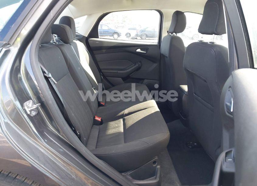 Photo 8 of 2018 Ford Focus SE (VIN 1FADP3FE1JL267977)