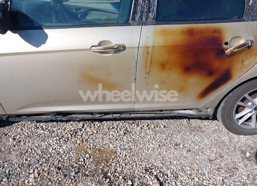 Photo 15 of 2018 Ford Focus SE (VIN 1FADP3FE1JL278798)