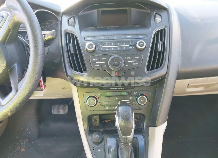 Photo 17 of 2018 Ford Focus SE (VIN 1FADP3FE1JL278798)