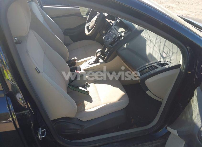 Photo 5 of 2017 Ford Focus SE (VIN 1FADP3FE2HL316131)