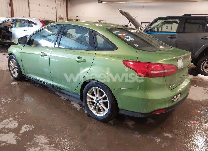 Photo 3 of 2018 Ford Focus SE (VIN 1FADP3FE2JL200014)