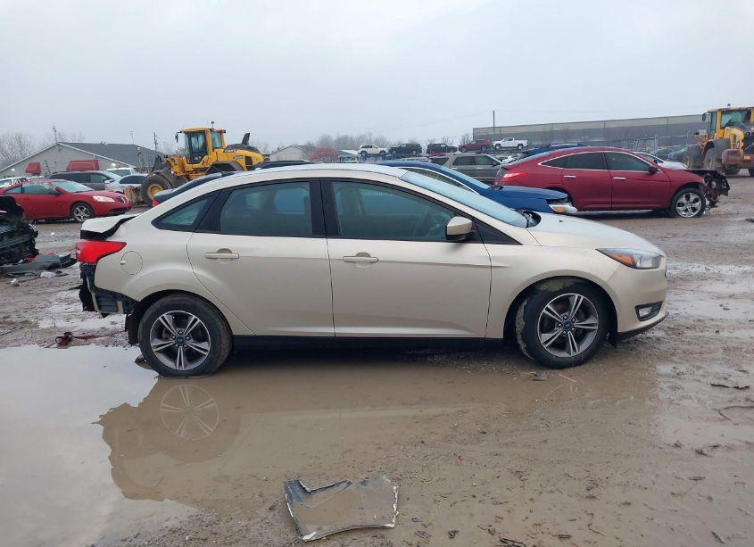 Photo 13 of 2018 Ford Focus SE (VIN 1FADP3FE2JL235197)