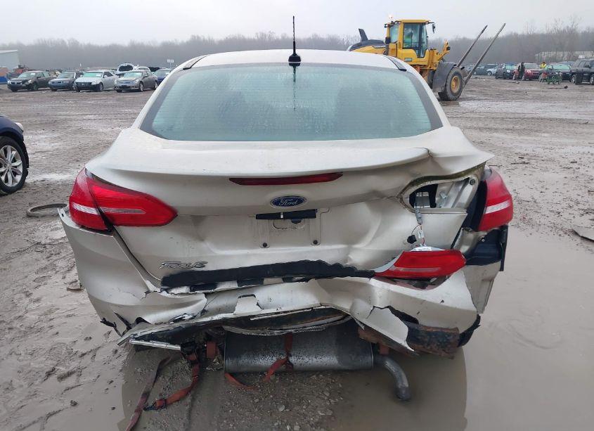Photo 16 of 2018 Ford Focus SE (VIN 1FADP3FE2JL235197)