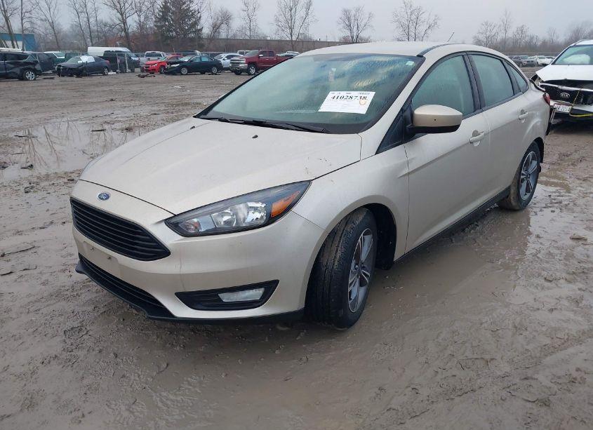 Photo 2 of 2018 Ford Focus SE (VIN 1FADP3FE2JL235197)