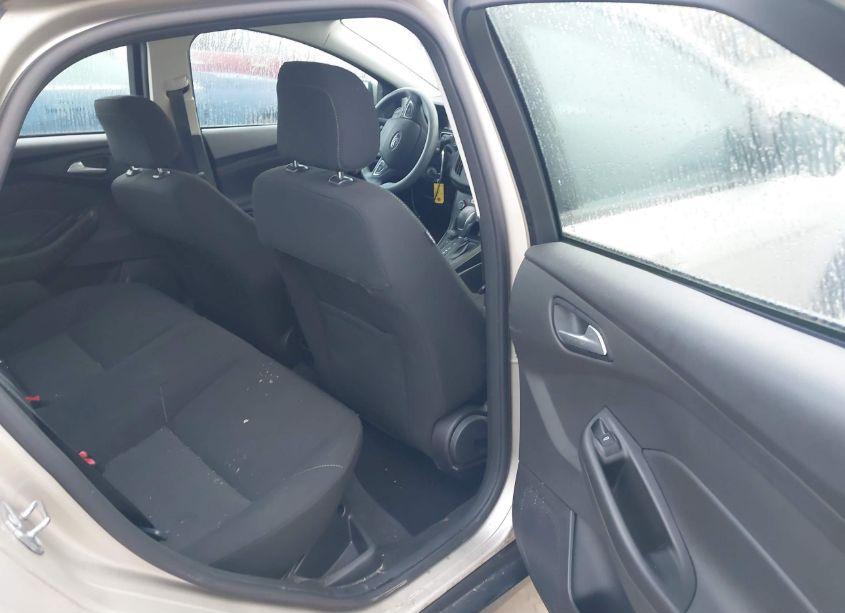 Photo 8 of 2018 Ford Focus SE (VIN 1FADP3FE2JL235197)
