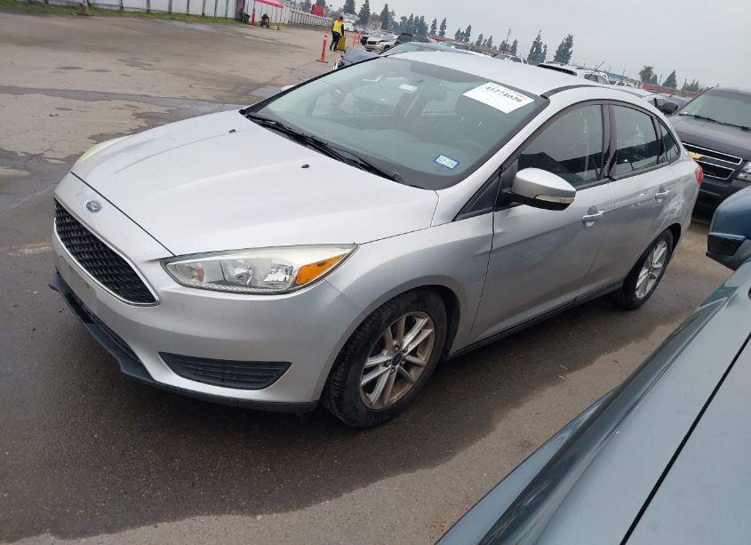 Photo 2 of 2015 Ford Focus SE (VIN 1FADP3FE3FL261119)