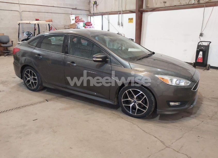 2015 Ford Focus SE (VIN 1FADP3FE3FL268457) main photo