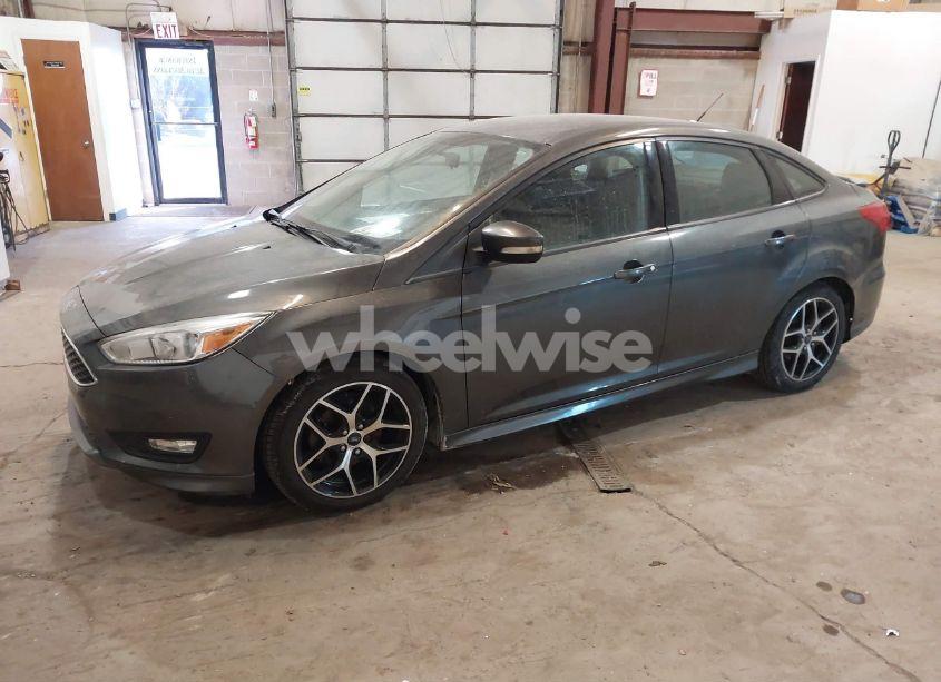 Photo 2 of 2015 Ford Focus SE (VIN 1FADP3FE3FL268457)