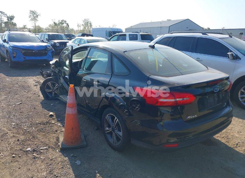 Photo 3 of 2016 Ford Focus SE (VIN 1FADP3FE3GL296891)