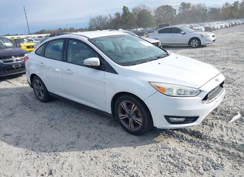 2017 Ford Focus SE (VIN 1FADP3FE3HL294057) main photo