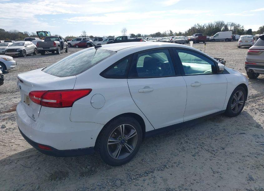 Photo 4 of 2017 Ford Focus SE (VIN 1FADP3FE3HL294057)