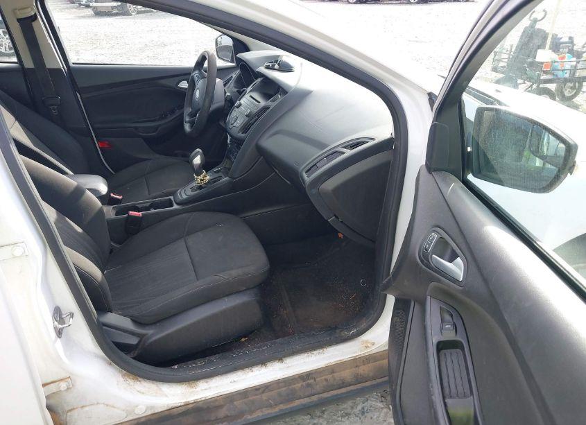 Photo 5 of 2017 Ford Focus SE (VIN 1FADP3FE3HL294057)