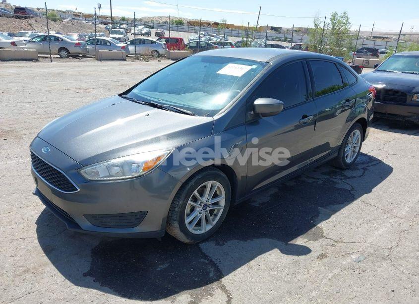 Photo 2 of 2018 Ford Focus SE (VIN 1FADP3FE3JL211233)
