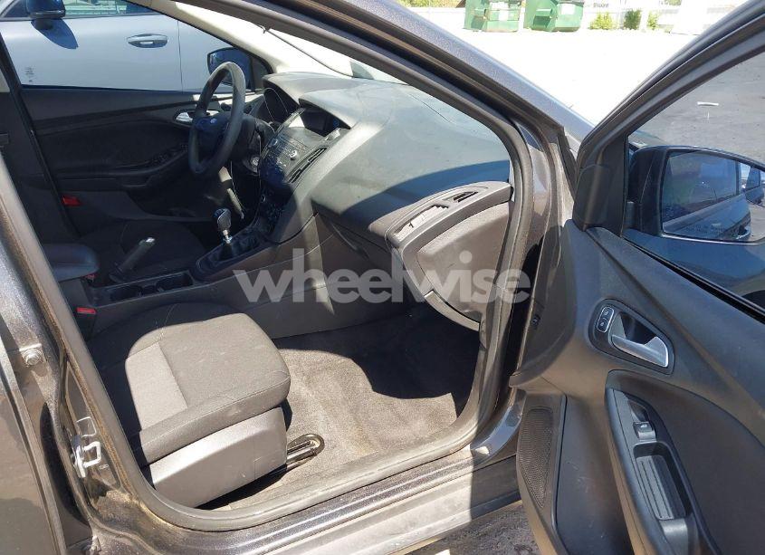 Photo 5 of 2018 Ford Focus SE (VIN 1FADP3FE3JL211233)