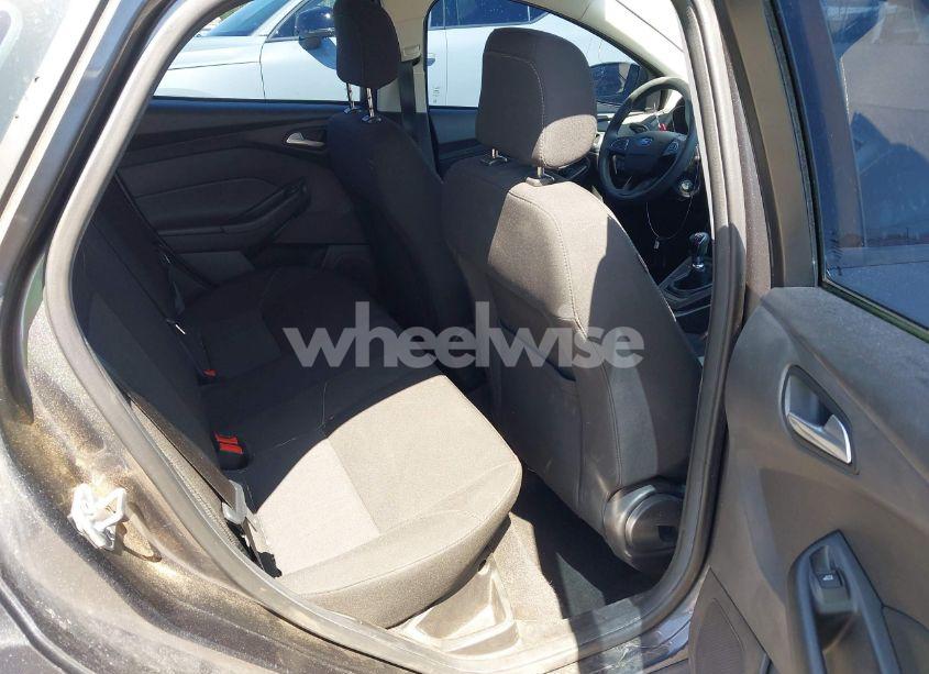 Photo 8 of 2018 Ford Focus SE (VIN 1FADP3FE3JL211233)