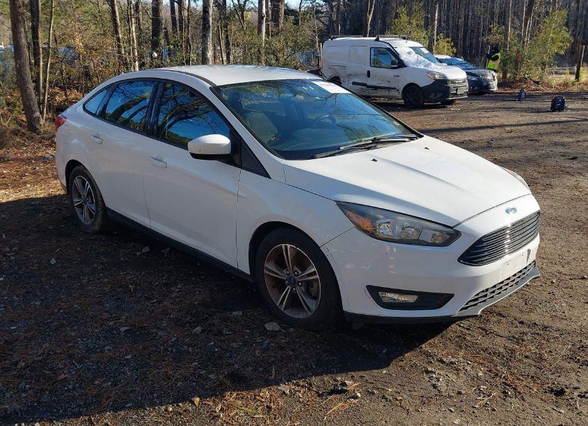 2018 Ford Focus SE (VIN 1FADP3FE3JL219784) main photo