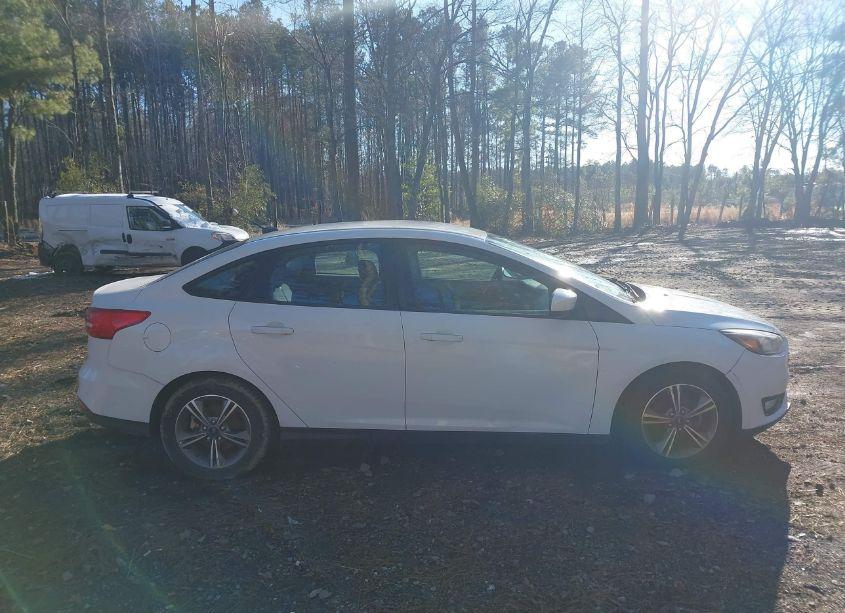 Photo 13 of 2018 Ford Focus SE (VIN 1FADP3FE3JL219784)